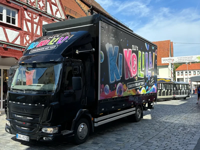 Die mobile Eventbühne "Road Stage" kurz vor dem Auftritt bei einem Stadtfest. Jetzt die mobile Eventbühne mieten!