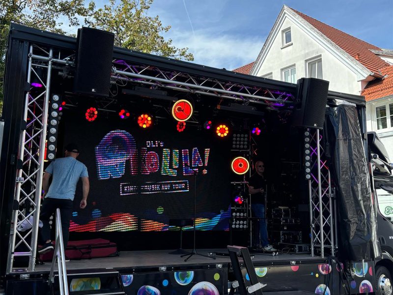 Die mobile Eventbühne "Road Stage" bei einem Auftritt von "Hier kommt Nina". Jetzt die mobile Eventbühne mieten!