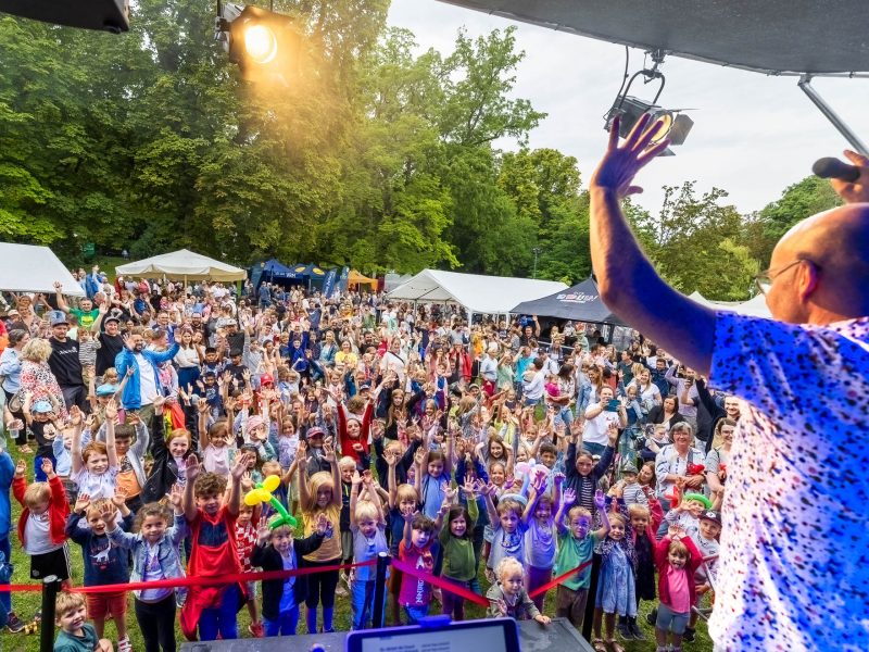 Eventbühne Road Stage frontal mit professioneller Licht- und Tontechnik bei einem Open-Air-Konzert