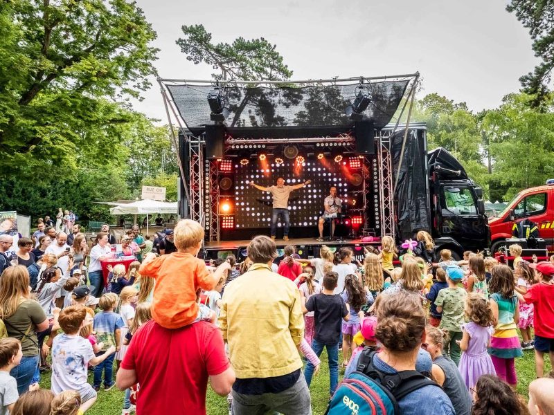 Eventbühne Road Stage frontal mit professioneller Licht- und Tontechnik bei einer Open-Air-Veranstaltung