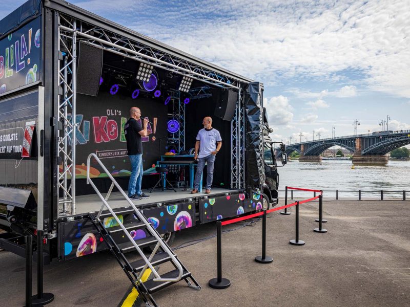 Road Stage - der Eventtruck ist eine Eventbühne für r Open-Air-Events, Konzerte, Lesungen, Podiumsdiskussionen und Public Viewings. Hier bei der Probe kurz vor einem Event direkt an einem Fluss.