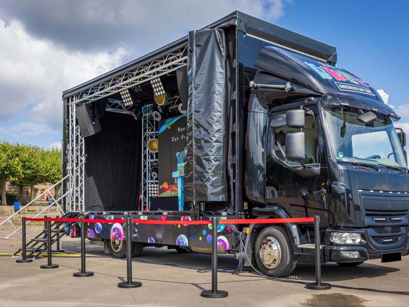 Road Stage - der Eventtruck ist eine Eventbühne für r Open-Air-Events, Konzerte, Lesungen, Podiumsdiskussionen und Public Viewings. Jetzt die mobile Eventbühne mieten!