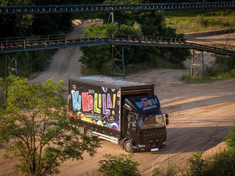 Road Stage Eventbühne als fahrender Eventtruck auf dem Weg zur nächsten Veranstaltung